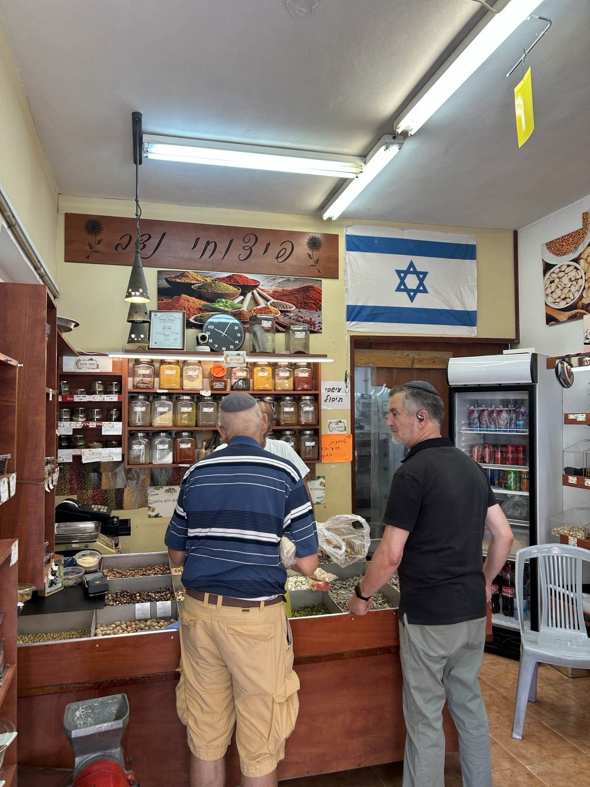לקוחות בדלפק פיצוחי נדב