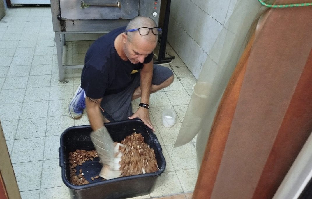 יוסי נדב מערבב פיצוחים קלויים טריים