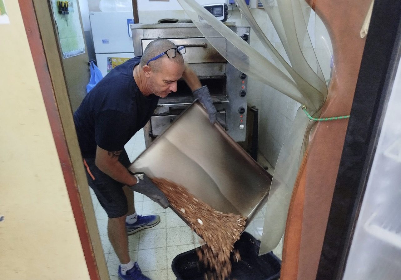 יוסי נדב שופך פיצוחים קלויים טריים מהתנור